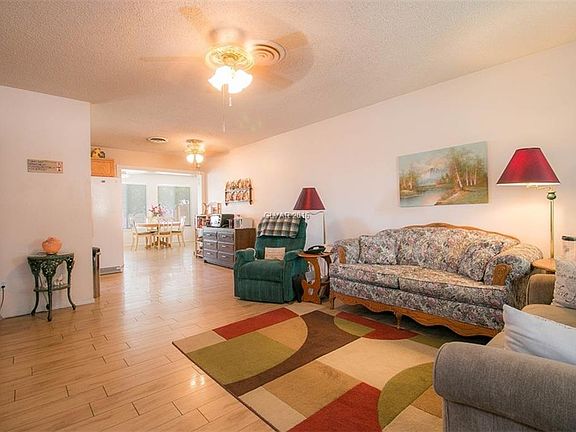 3rd image of 209 Dogwood St