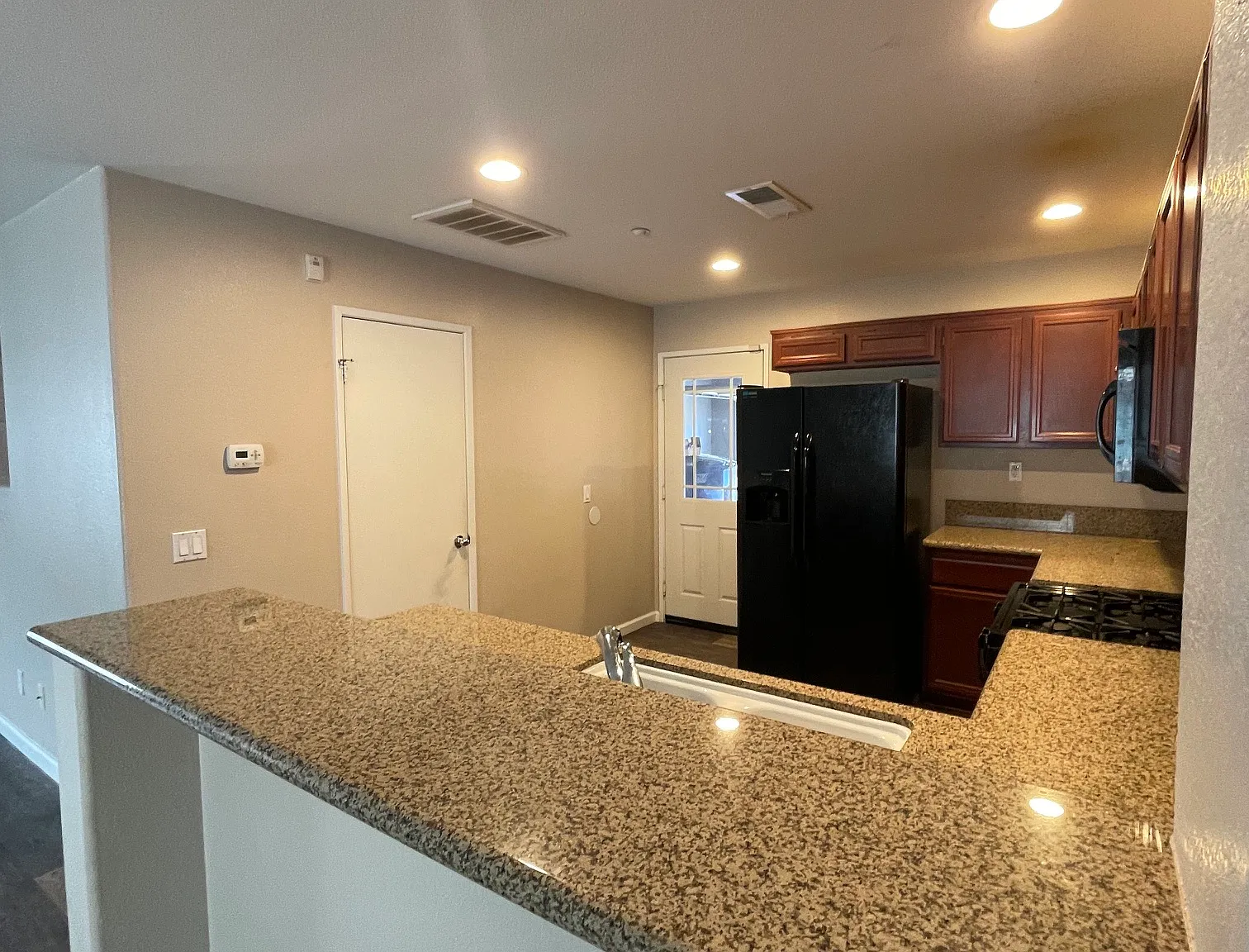 3 bed, 2.5 bath, 1592 sqft, $1,950 — Photo 4