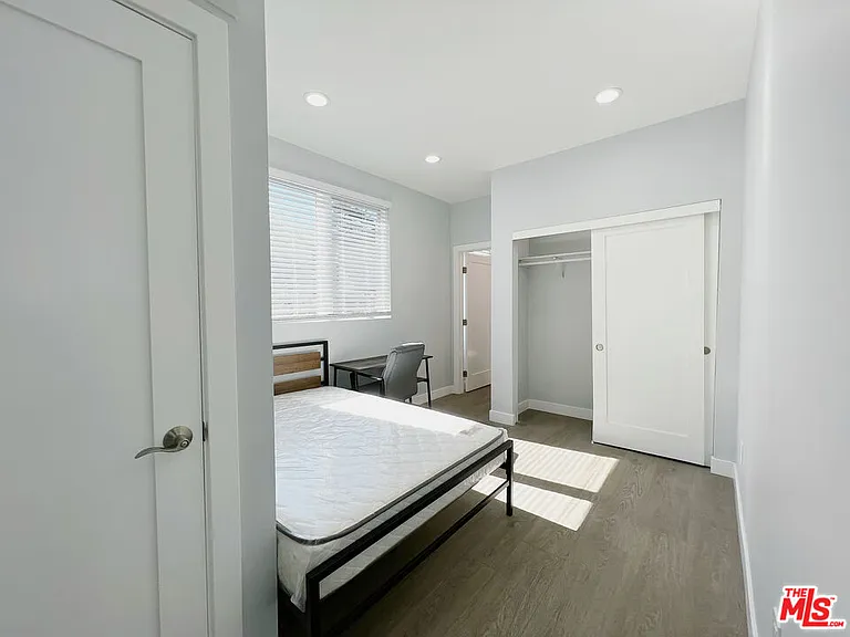 2641 S Budlong Ave #2641 — Photo 6