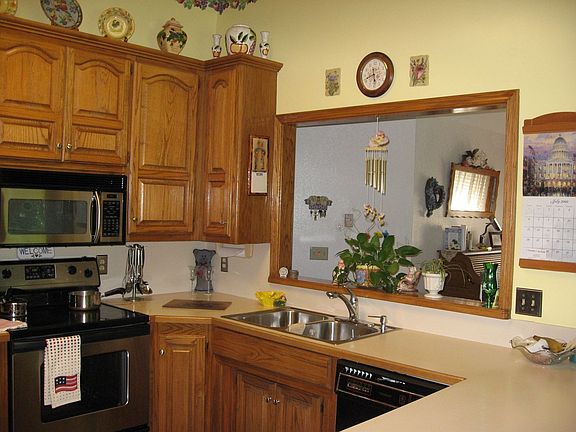 Functional kitchen with lots of counterspace and cabinets