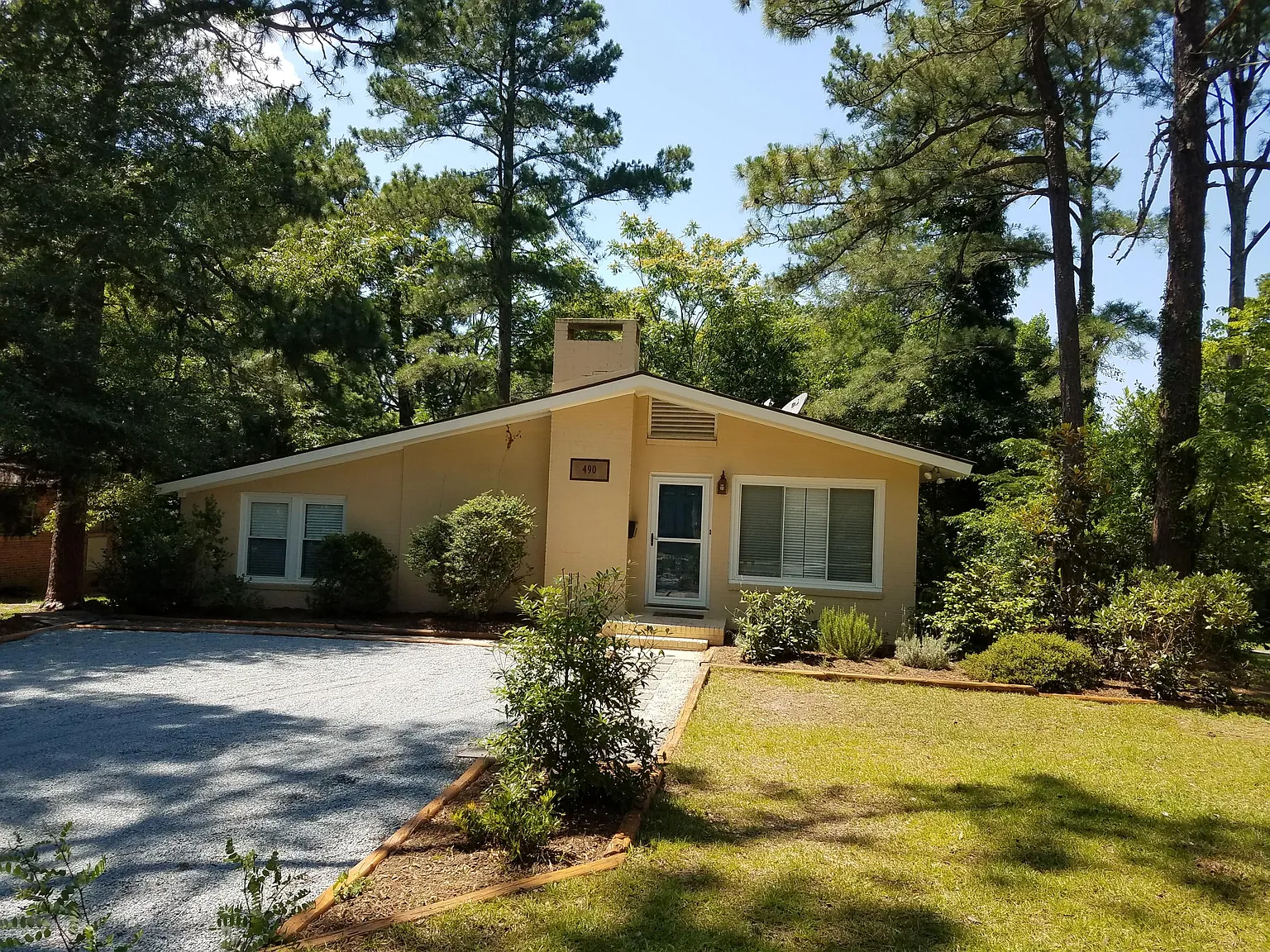 3 bed, 2.0 bath, 1316 sqft, $2,100 — Photo 1
