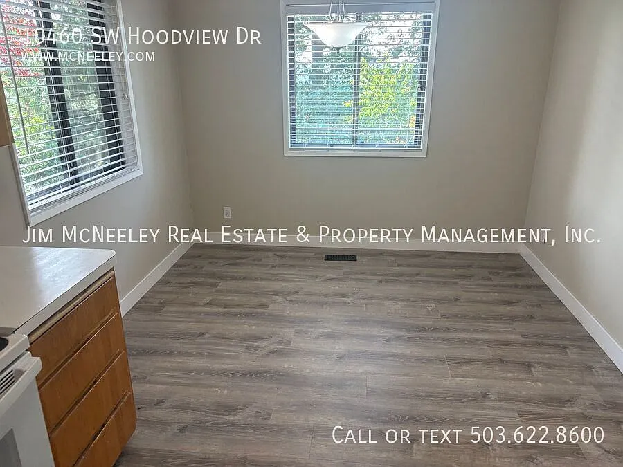 Beautiful 4 Bedroom Home Located in Tigard With A Stunning Deck — Photo 4