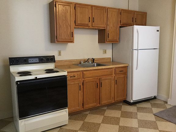Kitchen w/Elect.Range & Refrigerator