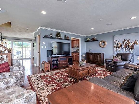 Living Room with lot of natural lighting