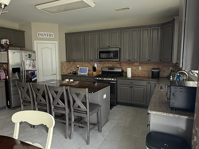 639 Bainbridge Dr — Photo 4