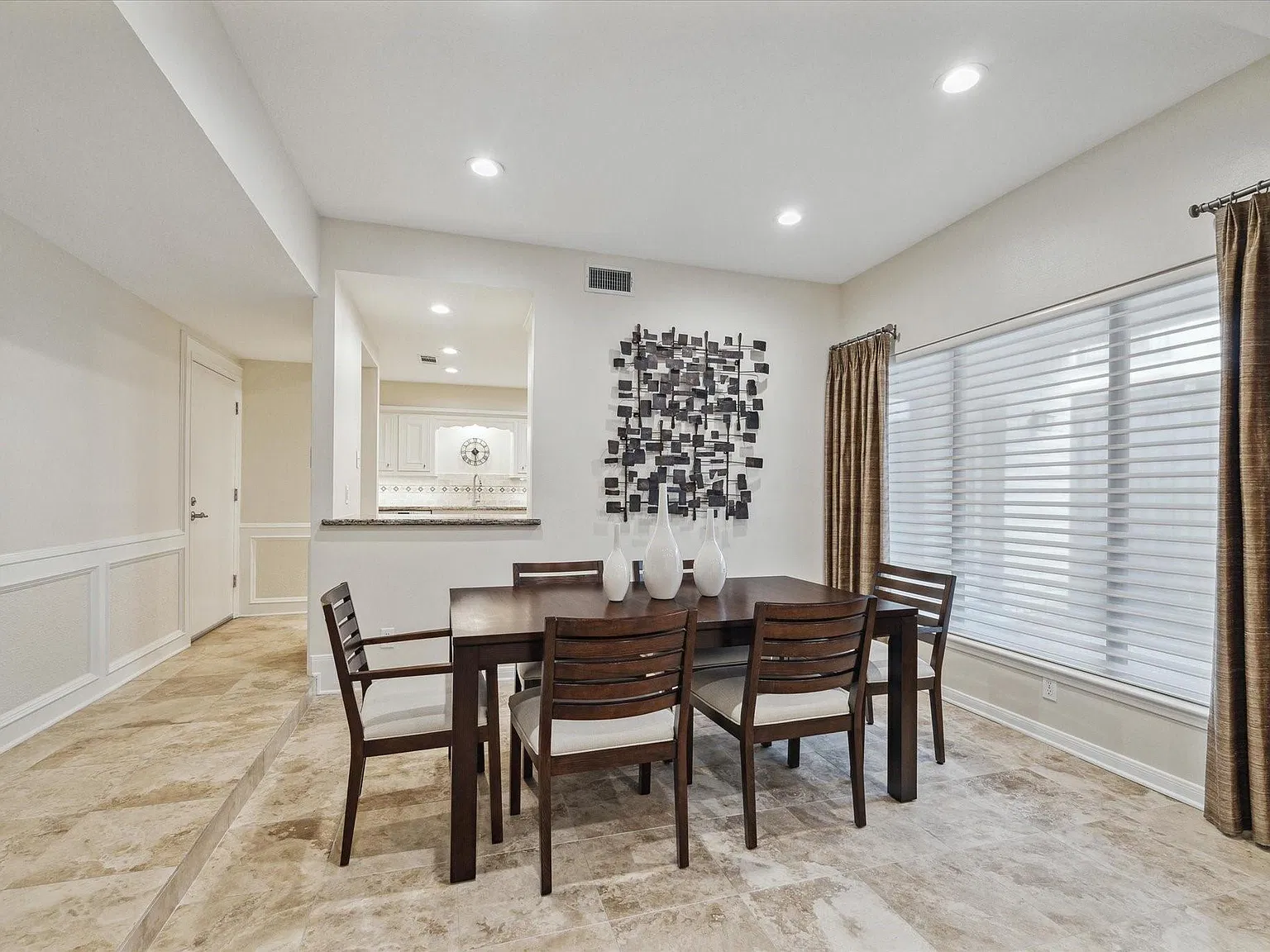 3 bed, 2.5 bath, 2608 sqft, $2,975 — Photo 2