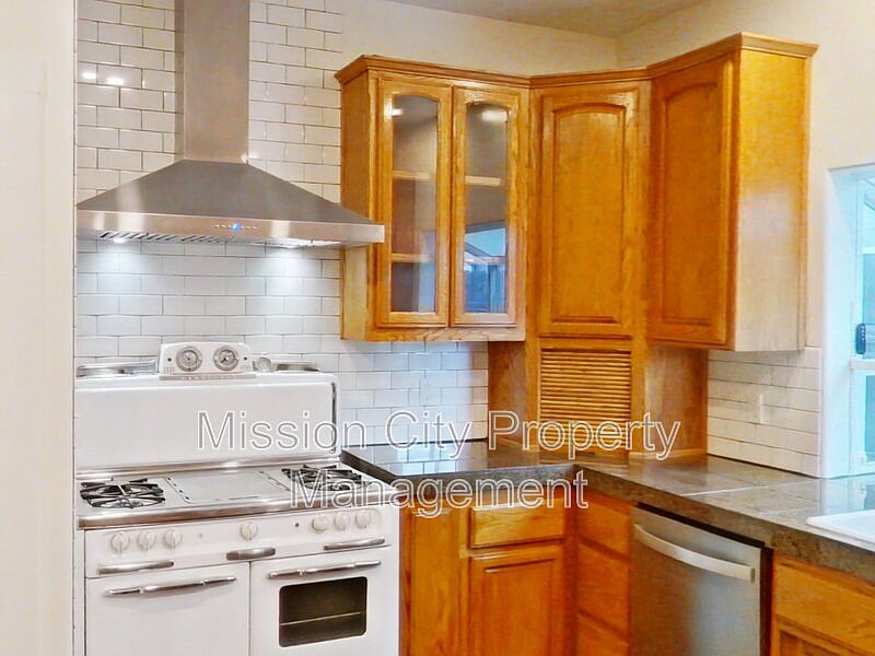 1st image of 633 W De La Guerra St