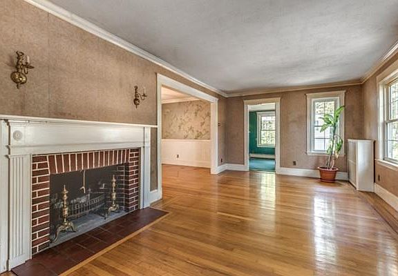 5th image of 79 Harold St