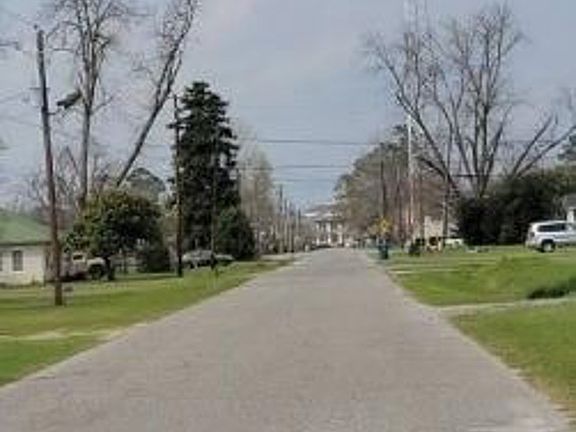 Exterior Neighborhood (street photo)