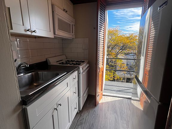 2nd image of 2300 Lombard St APT 4F