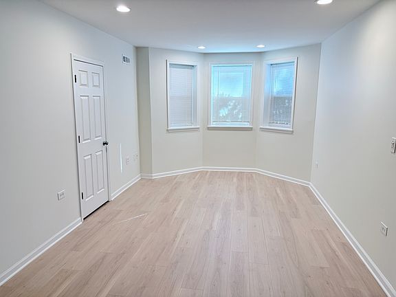 3rd image of 4914 N Leavitt St #G