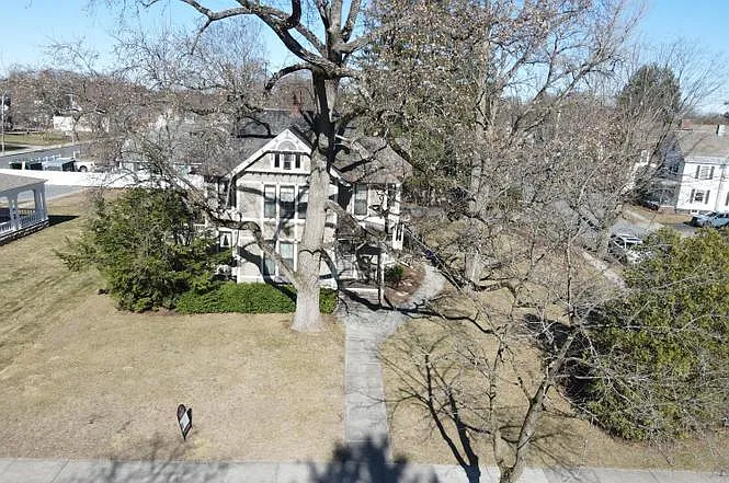 475 Glen St — Photo 14