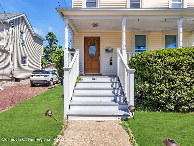 325 Roosevelt Ave — Photo 3