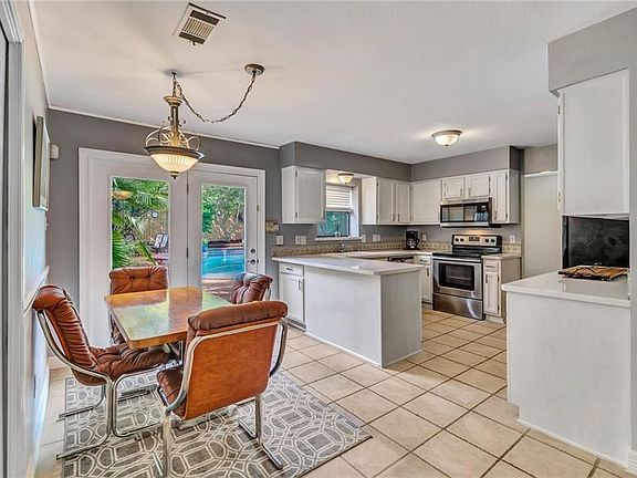 4th image of 3928 Coronado Dr
