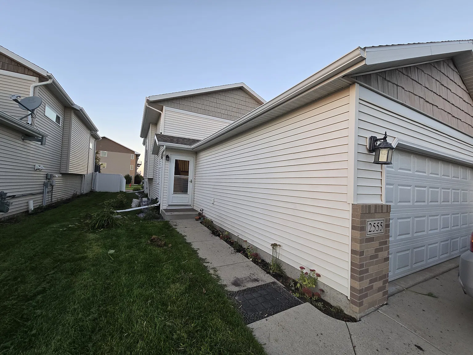 3 bed, 2000 sqft, $1,995 — Photo 3