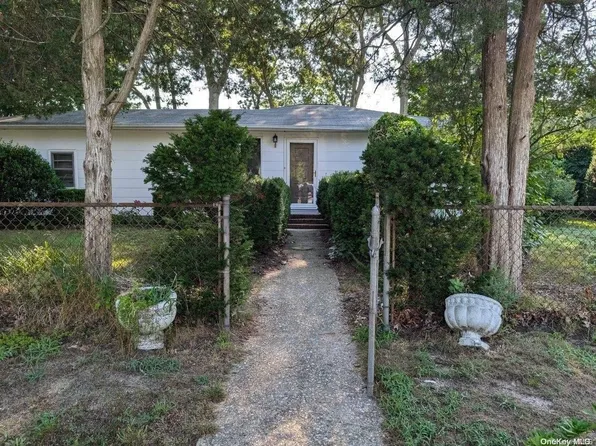 121 S Evergreen Drive, Selden, NY 11784