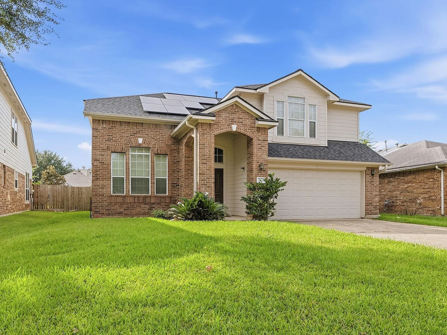 3 bed, 2.5 bath, 2033 sqft, $2,200 — Photo 2