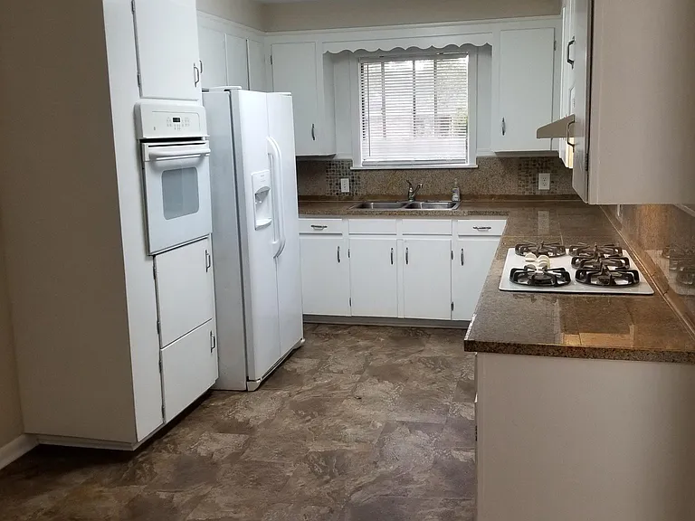 908 Cherryhill St — Photo 4