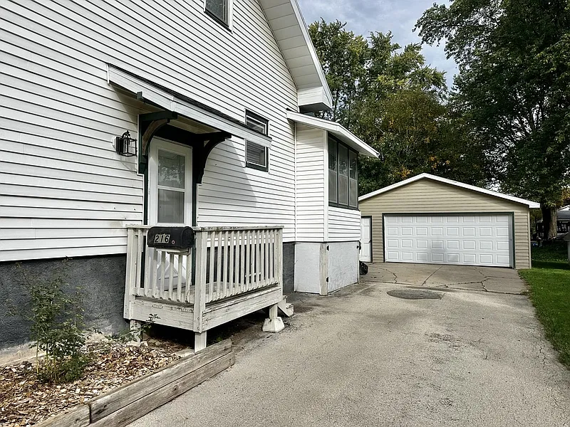 3 bed, 2.0 bath, 1304 sqft, $1,599 — Photo 3