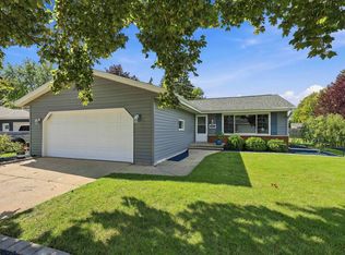 1621 N Blossom Dr, Appleton, WI 54914