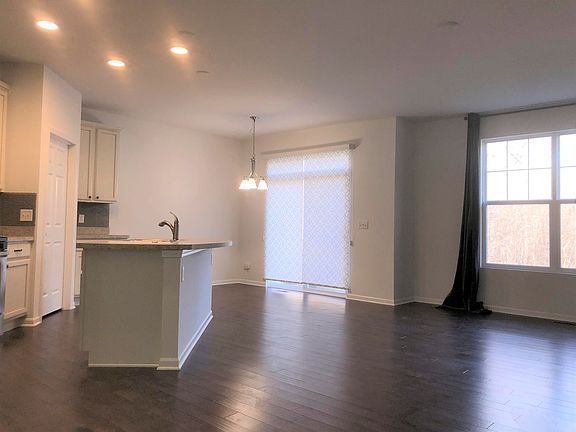 2nd image of 34W680 Roosevelt Ave Unit E