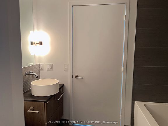 5th image of 161 Roehampton Ave #507