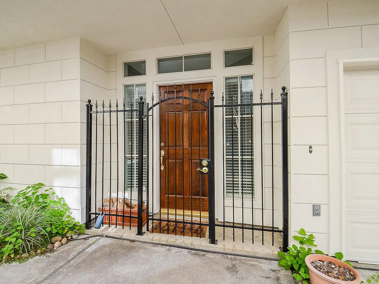 3 bed, 3.5 bath, 2340 sqft, $3,000 — Photo 2