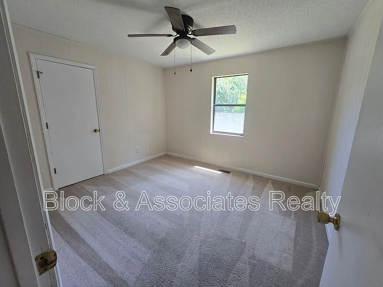 3945 Woodcrest St — Photo 6