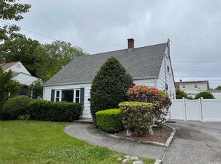 18 Primrose Ln, Levittown, NY 11756