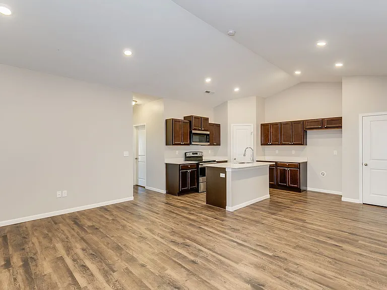421 S Longbranch Dr — Photo 5