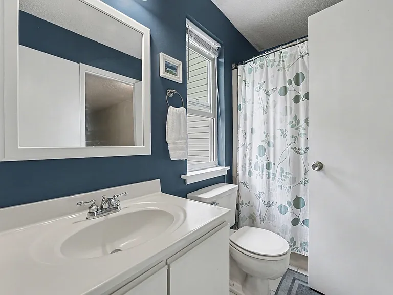 Upstairs full bathroom with shower/tub combo