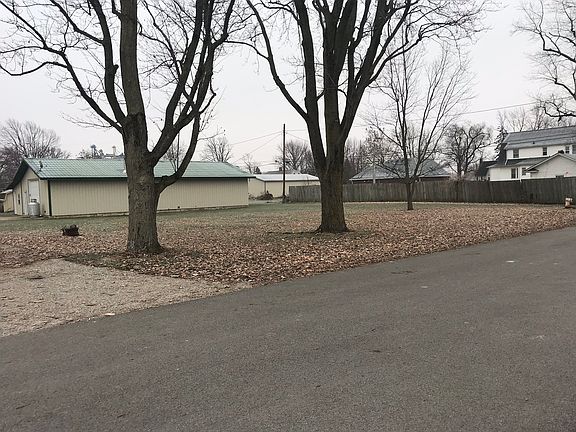 Huge yard. Fence not picture