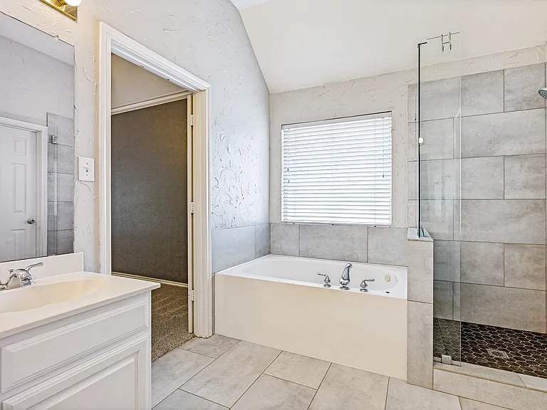 110 Falcon Creek Dr — Photo 11