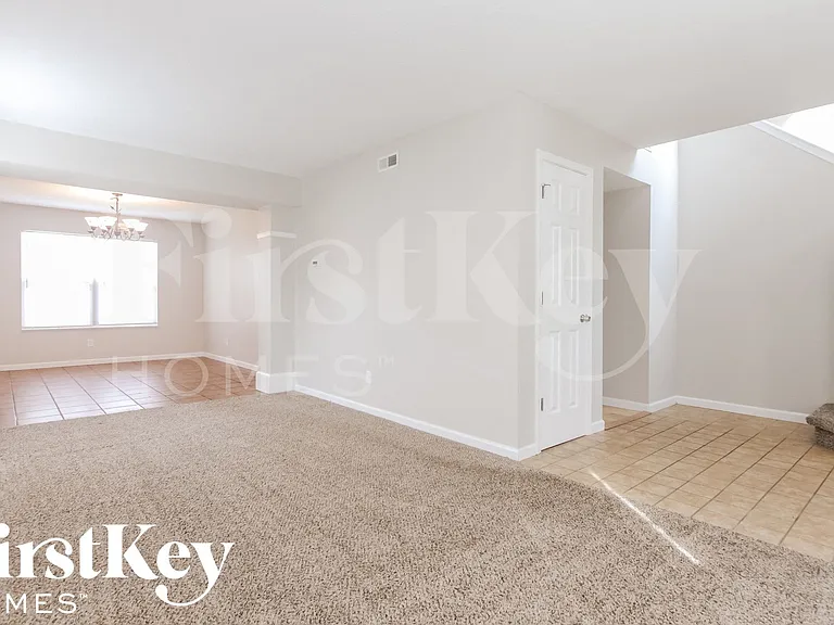 746 Apple Ln — Photo 2