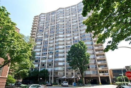 2nd image of 555 W Cornelia Ave APT 1909
