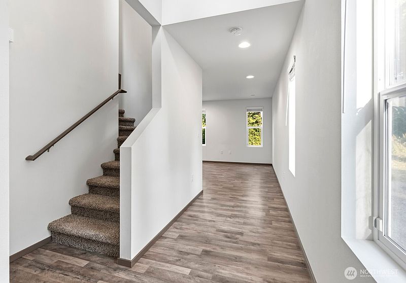 3rd image of 2111 Chesney Road E