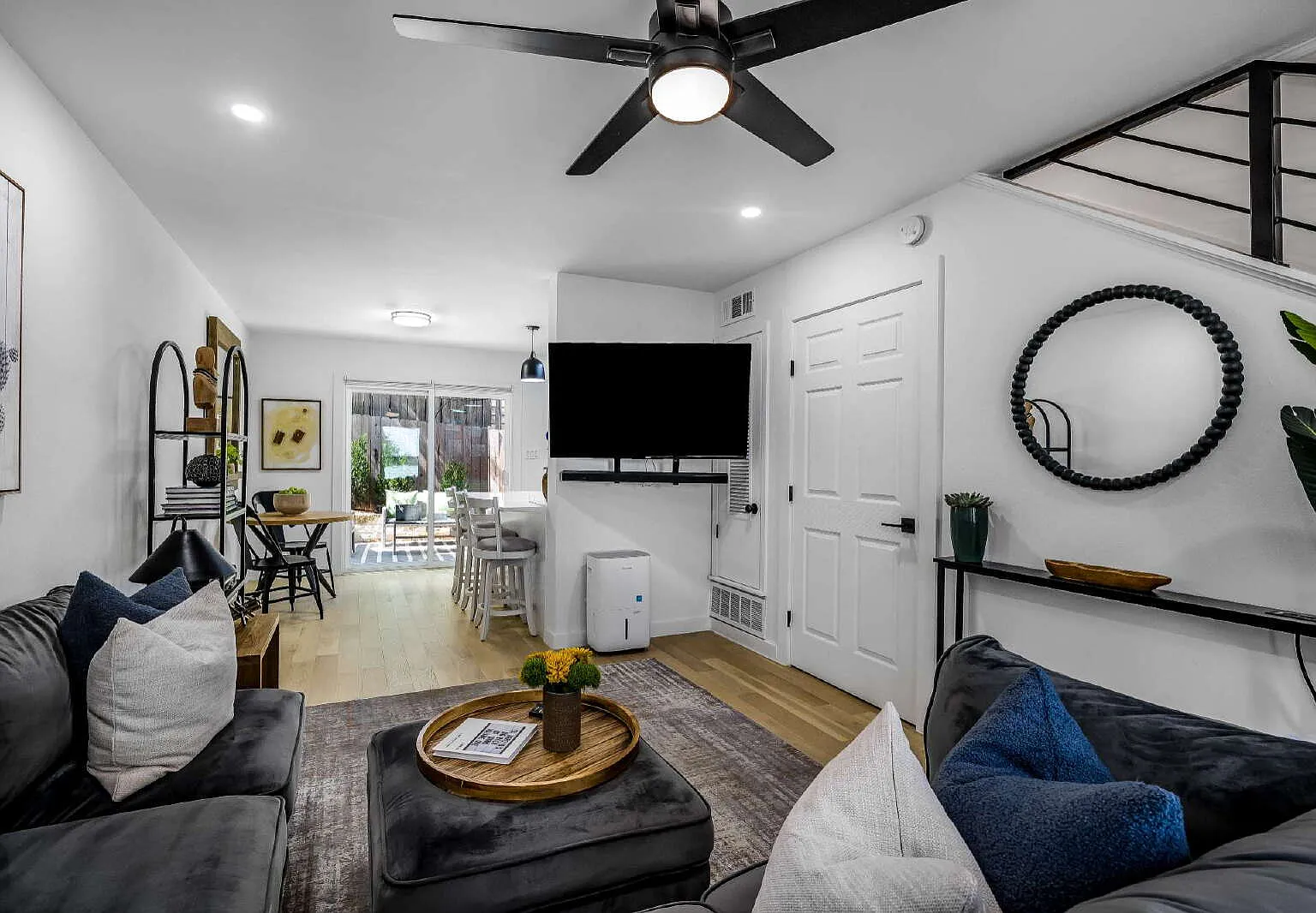 2 bed, 1.0 bath, 938 sqft, $2,800 — Photo 2