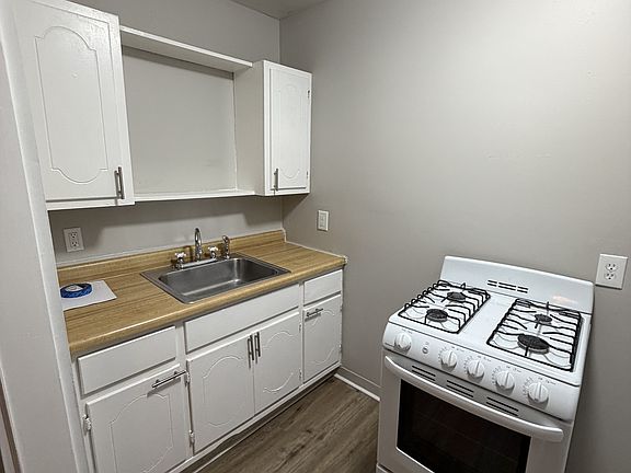 3rd image of 2076 Elm Ave