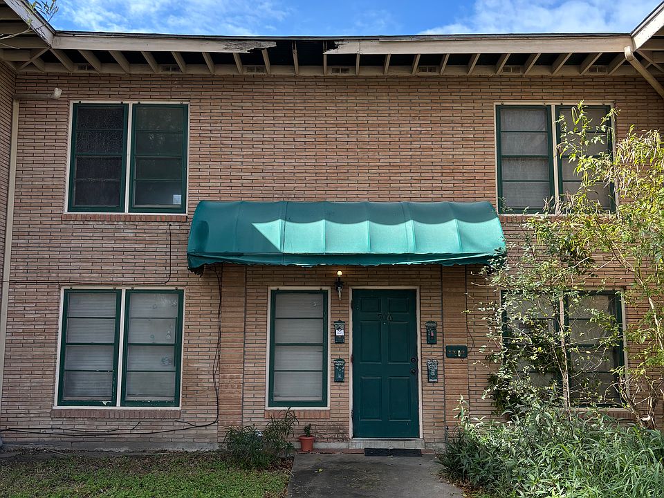 Front entrance to the apartments