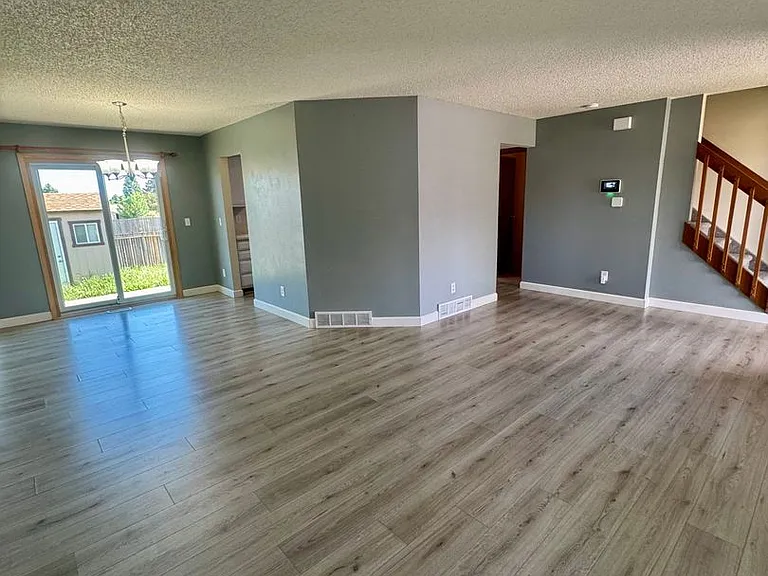 1125 Lindstrom Dr — Photo 4