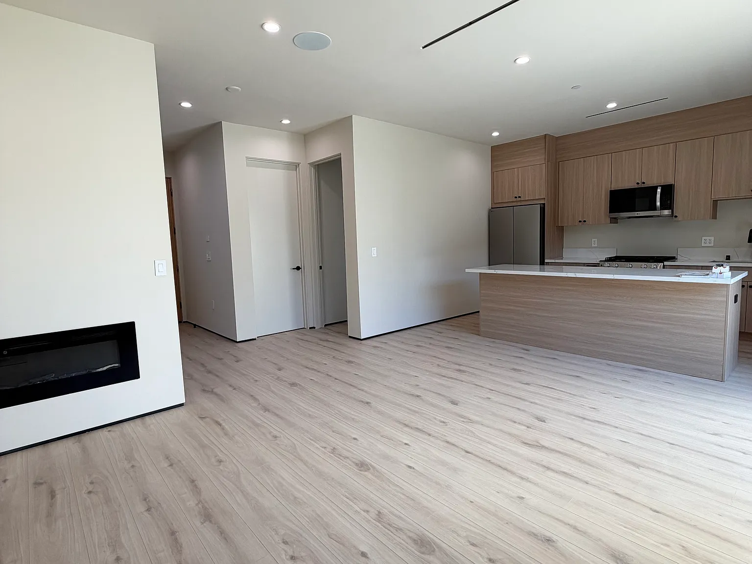 3 bed, 1386 sqft, $6,500 — Photo 3