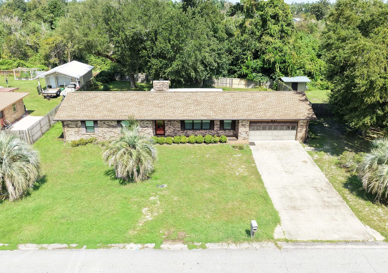 Spacious All-Brick Home with Huge Fenced Yard, Florida Room & Oversized Garage Less Than 10 Minut... — Photo 1