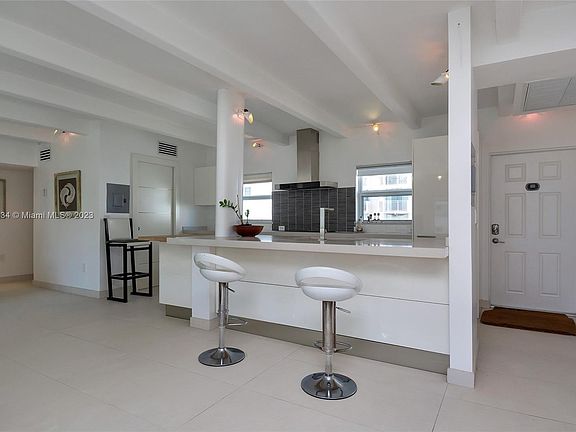 4th image of 325 Ocean Dr APT 505