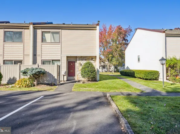 37 Twin Brooks Dr, Willow Grove, PA 19090