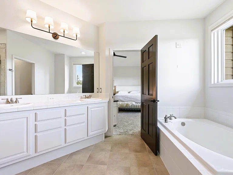 1635 Muirfield Ln — Photo 32