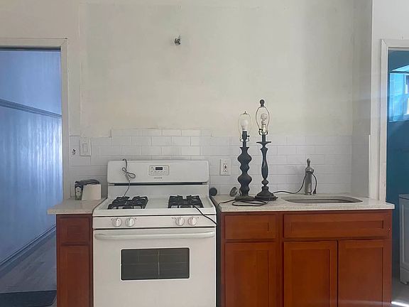 5th image of 922 E 40th St