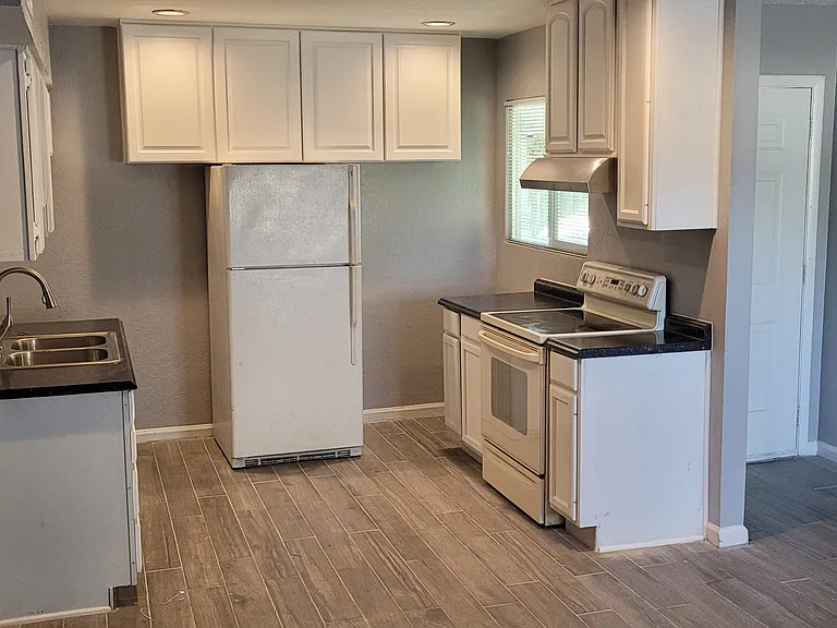 541 S Olive — Photo 2