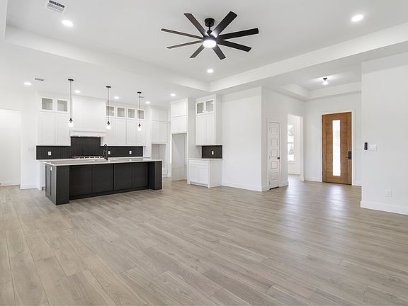 5th image of 704 Lorey Ln