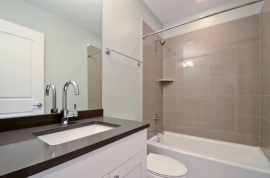 4th image of 3749 N Sheffield Ave #1