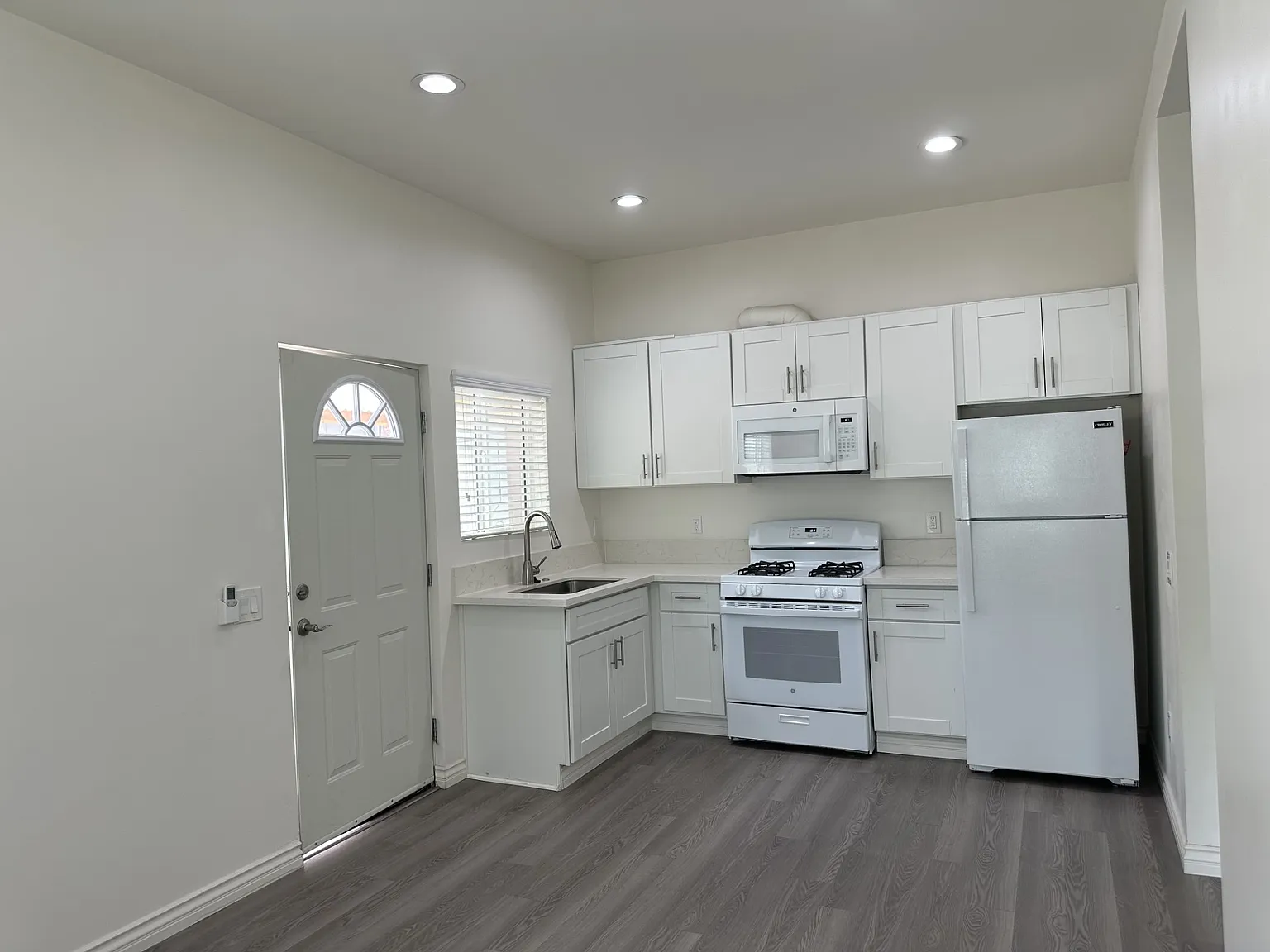 1 bed, 400 sqft, $1,895 — Photo 3